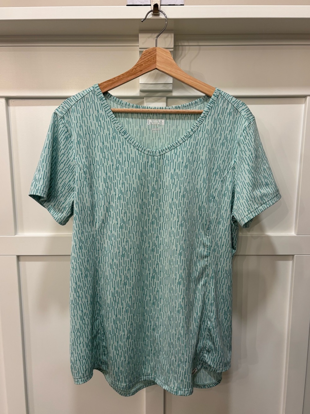 Duluth Trading Co Women’s Armachillo Short Sleeve V-Neck T-Shirt - Size Large